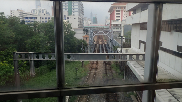 真ん中の鉄橋の向こうが深セン、こちら側が香港
