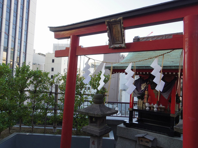 ビルの中と屋上にある神社や百貨店の屋上など銀座の屋上で神社仏閣めぐり。
