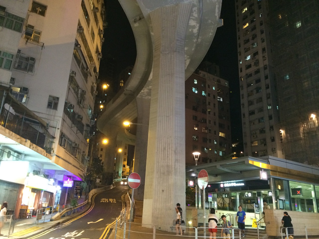 香港特別行政区山道（香港大学駅B2出口） （出題：西村）