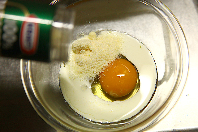 全卵1個に生クリーム（多分大さじ２くらい）、粉チーズ適当（多分大さじ１くらい）。