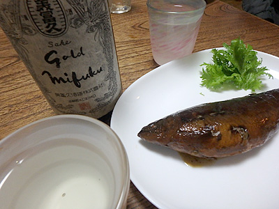 せっかく蔵まで行ったので蔵でのみ販売している日本酒買って帰りました。美冨久純米吟醸Gold mifuku。滋賀県名産子持ち鮎の甘露煮と共に。うまかったです。