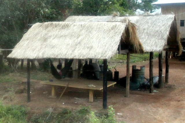 休憩所や作業場など、茅葺は簡易的な小屋に多く用いられている
