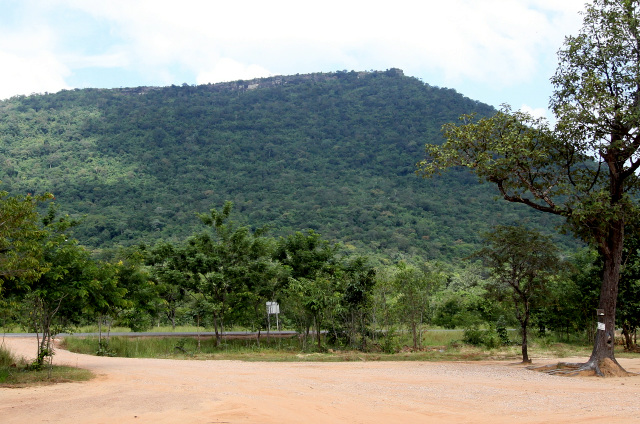カンボジアとタイの国境に連なるダンレク山地、この山の頂にプレアヴィヒアが存在する
