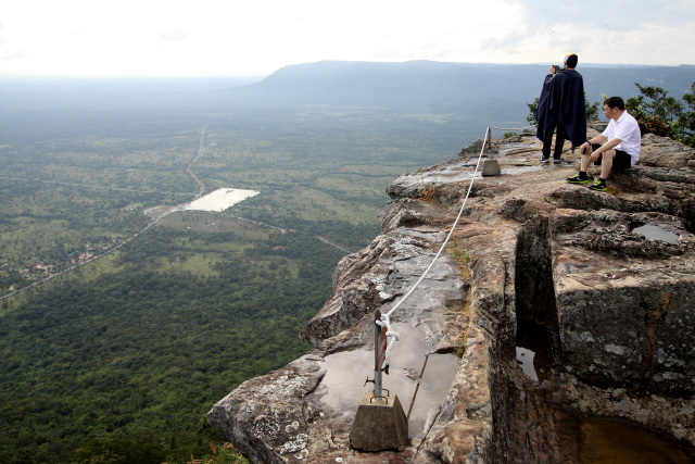 山頂からの眺めは、まさにカンボジアの最果てというべき景色であった