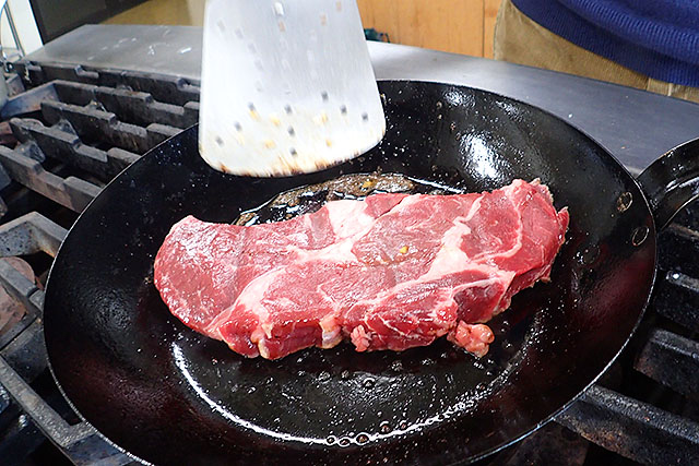 安藤さんはパックから出した肉を下味もつけずにそのまま焼く。とにかく手間を掛けない。