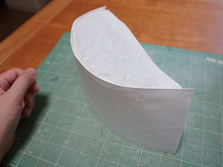 帽子も、コピー用紙と梱包用紙を使って半分だけ作った。