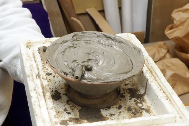 そして最後は接着剤。粘土を水で溶いたもので、パーツをつなぎ合わせるのに使う大事なもの。これらの道具に支えられて、ミリタリー陶芸は完成するのだ