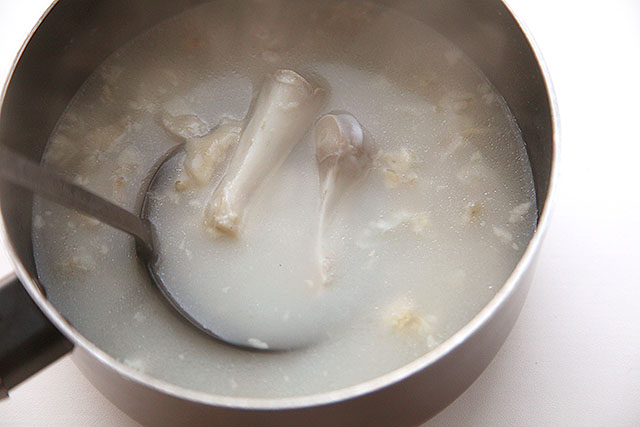 家庭で豚骨スープらしきものを作るのは、実は案外簡単。
