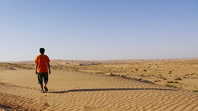 道のない砂漠で人はまっすぐ歩くことができるのか。歩いた軌跡に本人の不安が反映されていて興味深いです。ていうかその砂漠どこだよ。(安藤)