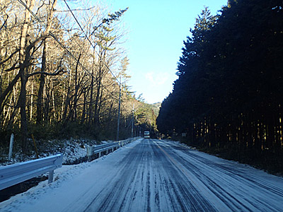 しばらく進むと道路が凍ってきた。こりゃ普通タイヤじゃこれないわ。