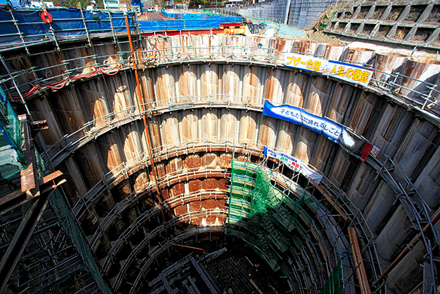 貯水池の中に造られたトンネル入口を建設するための立坑