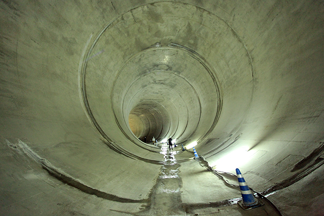 下流へ向かってトンネルを進む