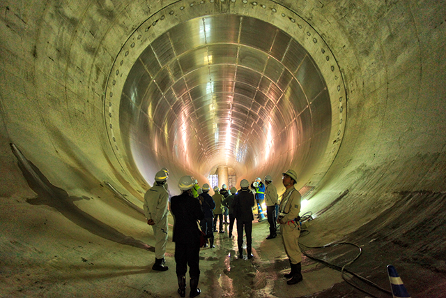 出口付近でトンネルはコンクリートから鉄管に変わる。内側にはステンレスが貼られ神々しい
