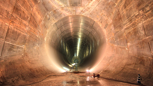ダムの水を放流するために造られたトンネル