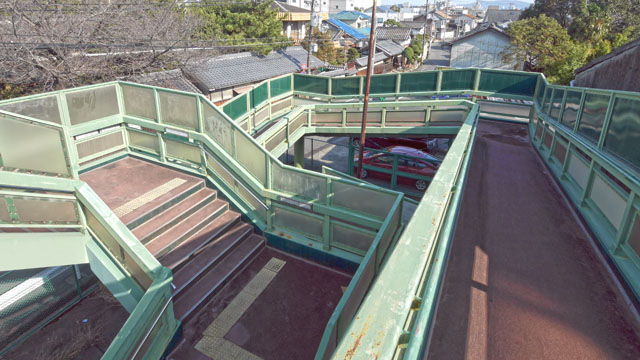 大阪には6箇所も珍しいかたちの歩道橋ありました。自動車専用の高架道路への跨線橋の3周半螺旋階段は迫力がありますね。