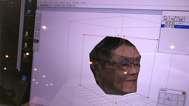 それをもとに、社長の輪郭に似せた3Dモデルを作り、画像を貼り付ける。