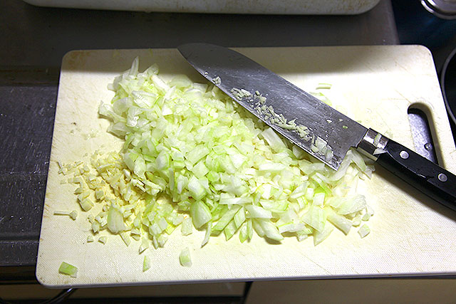 玉ねぎとニンニクをみじん切る。