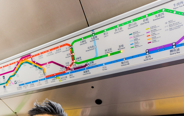香港地下鉄にはちょくちょくこの「対面乗り換え」形式の線・駅がある。
