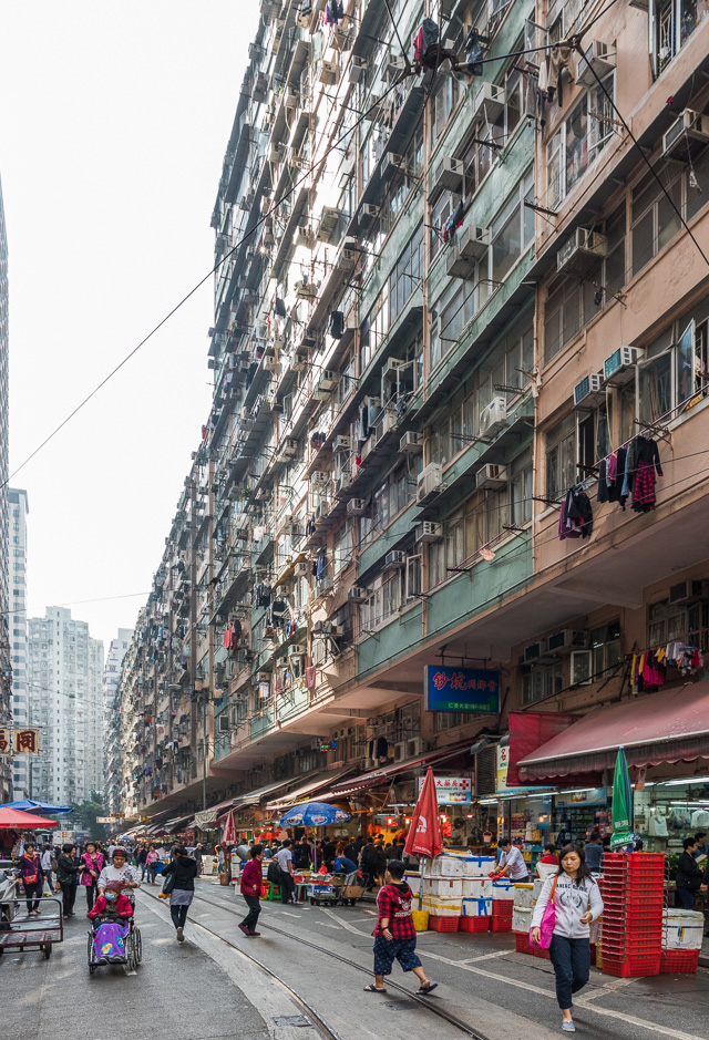 これがChun Yeung Street。いかにも香港らしいぐっとくる集合住宅と、その1階部分の充実した商店街。