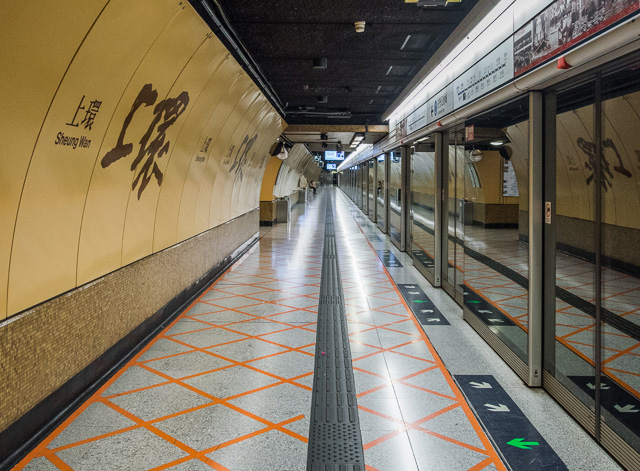 Sheung Wan駅は大人な色。現在はパネルになっているTUBE状の部分も昔はタイルだったのではないか。