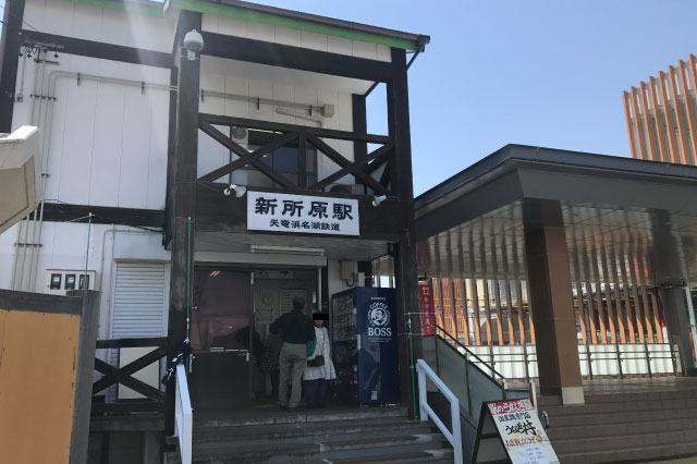 隣に天竜浜名湖鉄道の駅が併設されている。この中に駅のうなぎ屋 やまよしがある