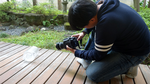 女性の写真で有名な写真家 青山裕企さんにラーメン屋においてあるピッチャーやそろばん、おじさんなどをかわいく撮ってもらった。(林)