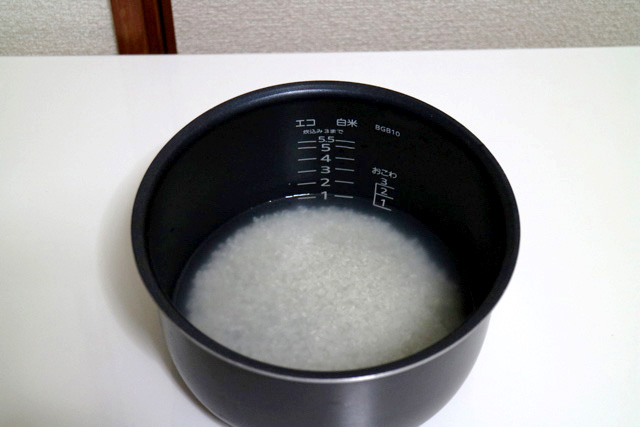 お米を洗って用意。