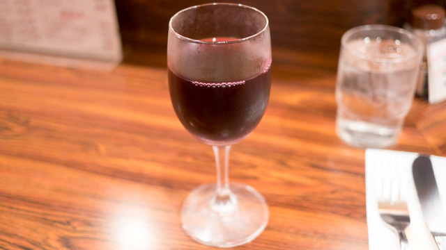 赤ワインと白ワインがあって、どちらも味がピーキーだ。