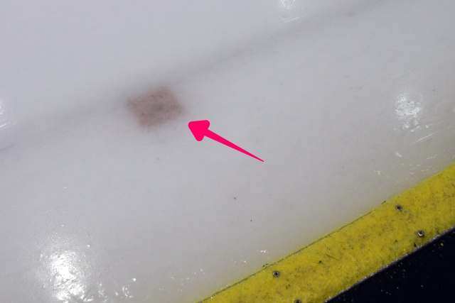 矢印の先にある赤い四角が氷厚板。ドリルで繰り返し穴を開けるため、真ん中が黒くなっている
