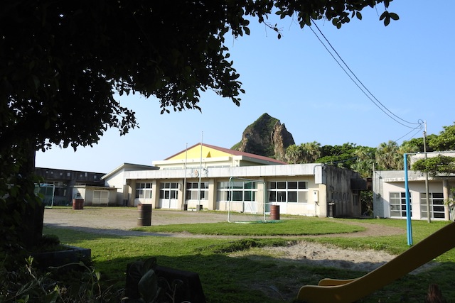 島で唯一の学校。背後にそびえる岩山が「うね神」