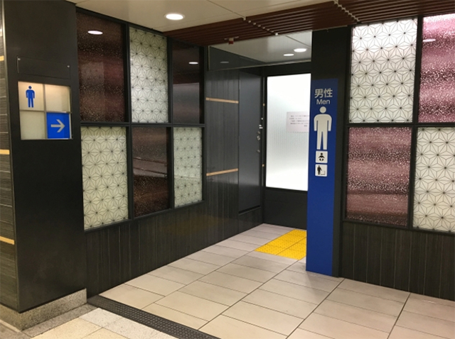 新しくてピカピカな飯田橋駅のトイレ（全3カ所）も何も貼ってない。階段を上り下りしてたどり着いたのに何も貼ってないと徒労感がすごい