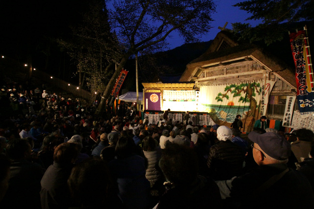 客席が観客で埋まり、いよいよ檜枝岐歌舞伎の始まりだ