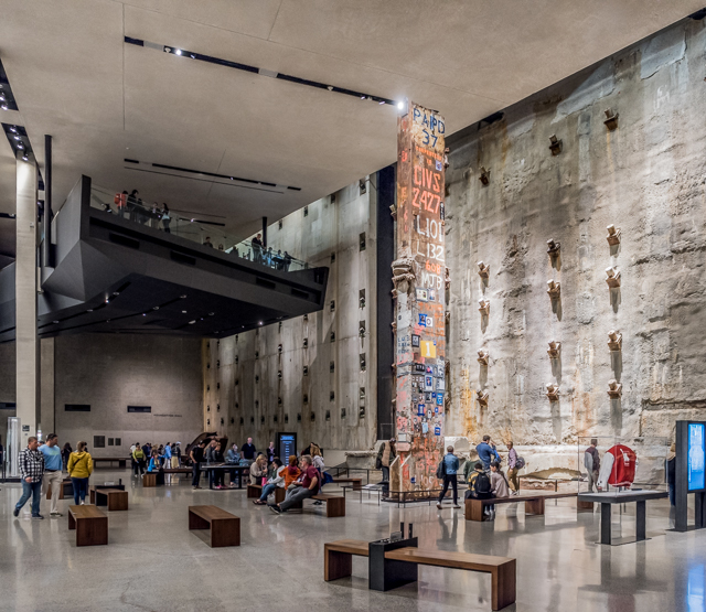 マンハッタンは一枚岩の岩盤で、ものすごく硬いそうだ。これは「911メモリアル・ミュージアム」の展示のひとつ。かつての貿易センタービルの地下の壁がそのまま残されていて、これを見てぼくは「すごく硬そう！」っていう感想をいだいた。