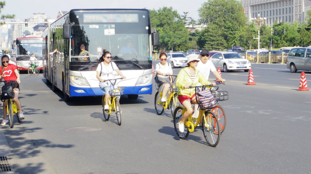 北京は自転車用の車線があって便利
