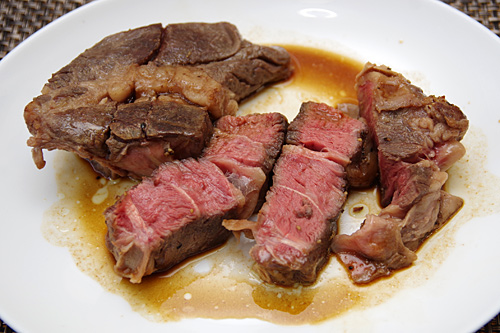 分厚い牛肉を湯煎して、表面だけ焼いたもの。安い赤身の外国産でも柔らかく仕上げられる。