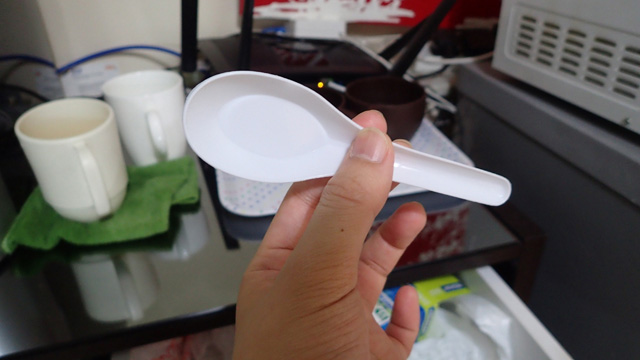 わかったことは、香港のプラスチックのスプーンがとても小さいということ
