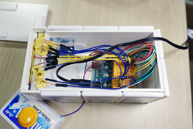 電気的な部分はArduinoを使って適当に作り、箱状の筐体に詰め込んでいく