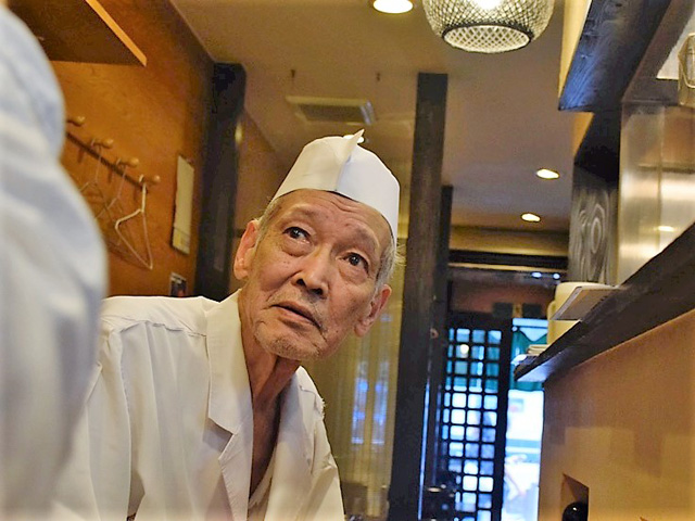 まずは、2代目総一郎さん（82歳）にお店の歴史を聞く