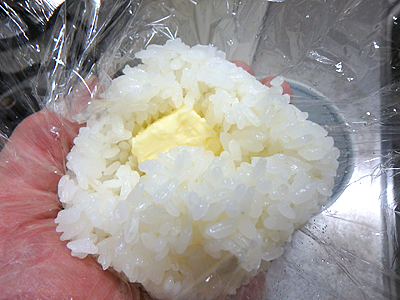 バターが直ぐに溶けるので、米はアツアツよりも少し冷ましてからの方がいいかも。その代り、衛生面に気をつけて早く食べましょう。 