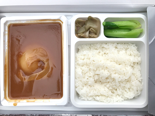 たぷんたぷんのとろみスープに沈んでいるが、「あ、いるな」という3200円フカヒレの確かな存在感。