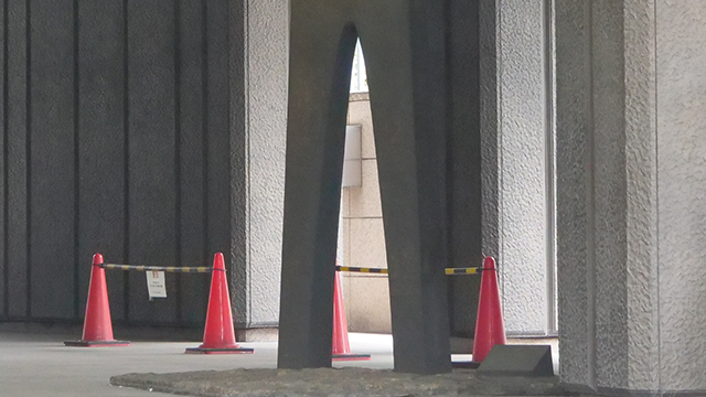 この彫刻作品の間の空間、これが「彫刻してない部分」であり、東京中央電信局をオマージュした形になっている