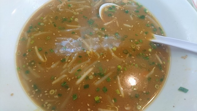 追加分も全部溶かしたスープ。色では伝わらない味の濃さ