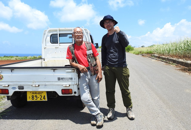 保久村さんは久米島で生まれ育ち、農業を営む傍らガイドをつとめている。
