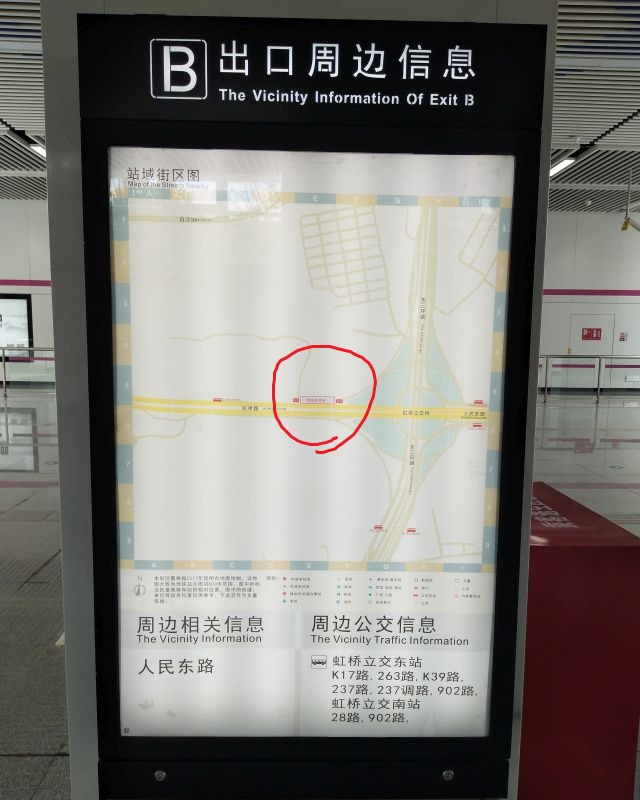 駅が円の中の赤い部分で、横には巨大なジャンクションがある
