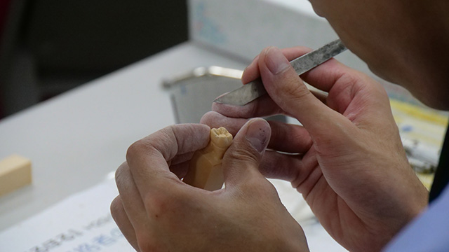 	歯科技工士の精鋭が歯を掘るコンテストが未知の世界すぎます。90分同じ姿勢で122人が「上顎左側第一大臼歯」を彫刻。集中力がすごい！	