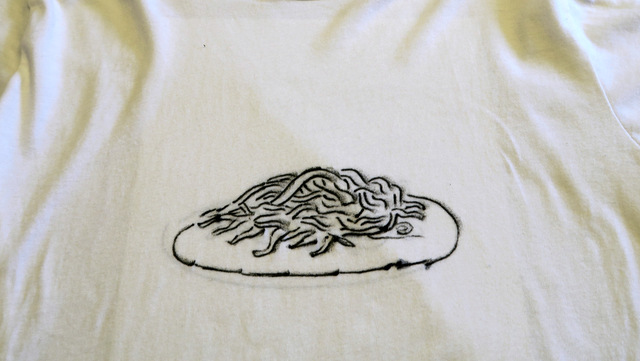 	素のスパゲティが皿にのっているTシャツ、これを着ればミートソースが飛びちってももう大丈夫です。そんな理想的な思いつきと現実をどうぞ。	