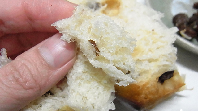 これも細かいのが練りこんであるタイプ。ぶどうパンはぶどうが丸々入ってるとはかぎらないのだ