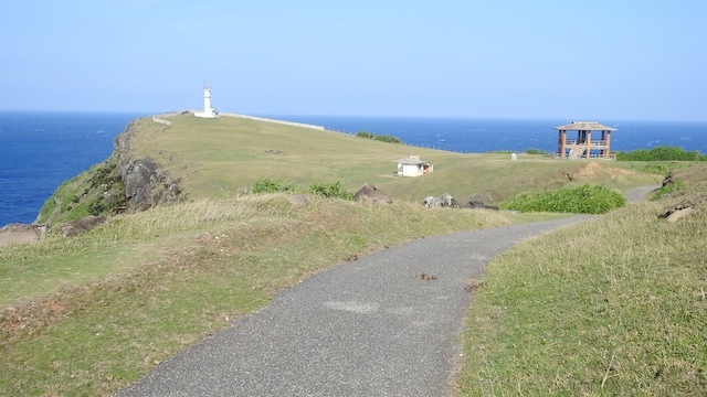 東牧場には最西端の島の最東端、東崎灯台がある。