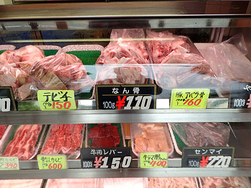 沖縄は豚肉をよく食べるというが、その流れで豚のホルモンを中心に扱っているのだろうか。