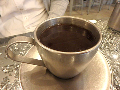 コーヒーカップも金属。こちらはアイアン。鉄ブレンド。